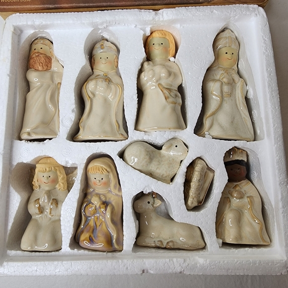 Nativity Scene with Wood Base Glazed Ceramic 10-Pc Set Christmas Kirkland's NEW - Picture 3 of 11